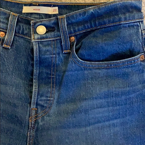 LEVI’S CROPPED WEDGIE DENIM - Picture 2 of 5